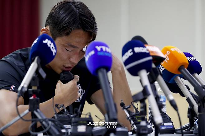 축구 국가대표 출신 손준호(수원FC)가 11일 경기 수원시체육회관에서 중국축구협회 영구 제명 징계 관련 기자회견을 하며 눈물을 흘리고 있다. 2024.09.11 문재원 기자