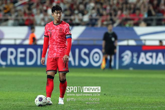 ▲ 손흥민은 팔레스타인전이 끝난 후 공동취재구역(믹스트존)에서 취재진과 만나 인터뷰를 진행했다. 그리고 “한국에는 기술 좋은 선수들이 많다. 하지만 볼 컨트롤이나 드리블에 어려움이 있었다. 빠른 템포의 경기를 못 한 것이 팬들도 많이 아쉬우셨을 것이다”라고 전했다.