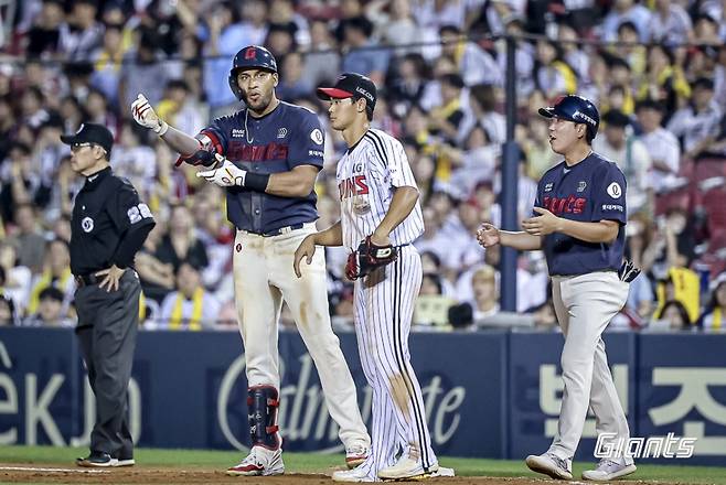 롯데 자이언츠가 10일 서울 잠실야구장에서 열린 LG 트윈스와 2024 신한 SOL 뱅크 KBO 리그 원정 경기에서 연장 10회 승부 끝에 2-1로 승리했다. 롯데 레이예스(왼쪽)가 연장 10회 결승타를 친 뒤 보호 장구를 풀고 있다. /사진=롯데 자이언츠 제공