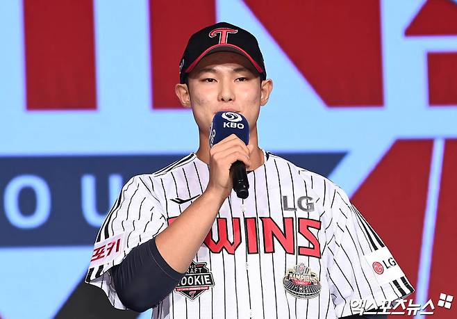 11일 오후 서울 신천동 롯데호텔 월드에서 열린 '2025 KBO 신인 드래프트'에 참석한 서울고 김영우가 1라운드 10순위로 LG에 지명된 뒤 소감을 전하고 있다. 잠실, 박지영 기자