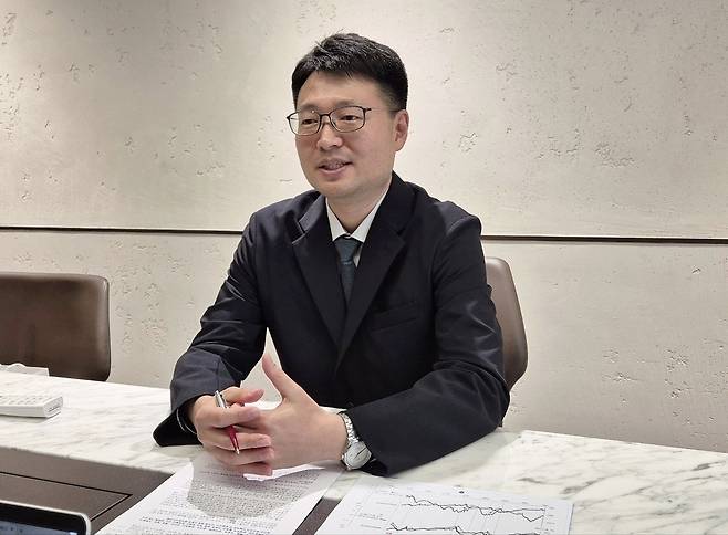 (서울=연합뉴스) 송은경 기자 = 강현기 DB금융투자 리서치센터 주식전략파트장이 9일 여의도 사무실에서 연합뉴스와 인터뷰하고 있다. 2024.9.11 norae@yna.co.kr