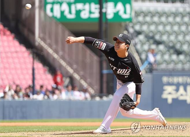 역투하는 손동현 (서울=연합뉴스) 김성민 기자 = 12일 오후 서울 잠실야구장에서 열린 프로야구 2024 KBO리그 kt 위즈와 두산 베어스의 경기. 2회말 kt 선발 투수 벤자민과 교체된 손동현이 역투하고 있다. 2024.5.12 ksm7976@yna.co.kr