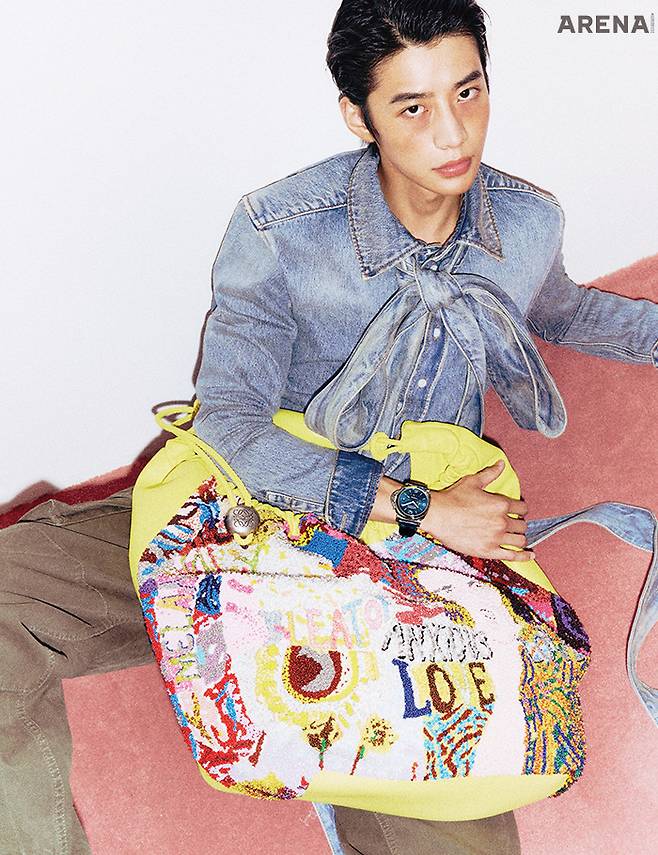 딥 블루 선 브러시드 다이얼 위로 주황색 삼각형 핸즈가 경쾌하게 돋보이는 루미노르 디에치 지오르니 GMT 44mm 2000만원대 파네라이, 리본 보 데님 셔츠·카고 팬츠·비즈를 촘촘하게 새겨 넣은 스퀴즈 백 모두 가격미정 로에베 제품.