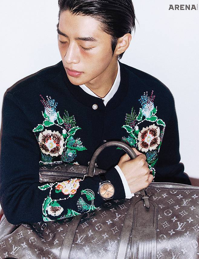 콤팩트한 크기의 케이스와 새먼 다이얼, 인하우스 무브먼트 82200 칼리버로 구동하며 깔끔한 레이아웃이 돋보이는 포르투기저 오토매틱 40mm 970만원 IWC, 자카르 플로럴 모티브에 크리스털과 시퀸을 장식한 카디건·화이트 셔츠·모노그램 패턴의 프린지 디테일을 더한 키폴 반둘리에 50 더플백 모두 가격미정 루이 비통 제품.