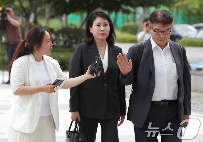 이재명 더불어민주당 대표의 배우자 김혜경 씨가 '경기도 법인카드 유용 의혹' 관련 조사를 받기 위해 5일 오후 경기 수원시 영통구 수원지방검찰청으로 출석하고 있다. (공동취재) 2024.9.5/뉴스1 ⓒ News1 김영운 기자