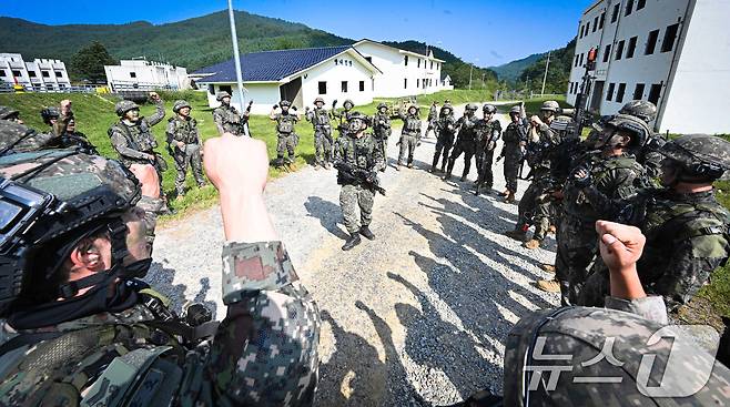 육군은 지난 9일부터 강원도 인제 육군 과학화전투훈련단에서 총 13개 팀 500여 명의 장병들이 참가한 가운데 '제2회 국제 과학화전투 경연대회'를 진행했다고 12일 밝혔다. 17사단 장병이 도시지역전투 시작 직전 결의를 다지기 위해 파이팅을 외치고 있다. (육군 제공) 2024.9.12/뉴스1