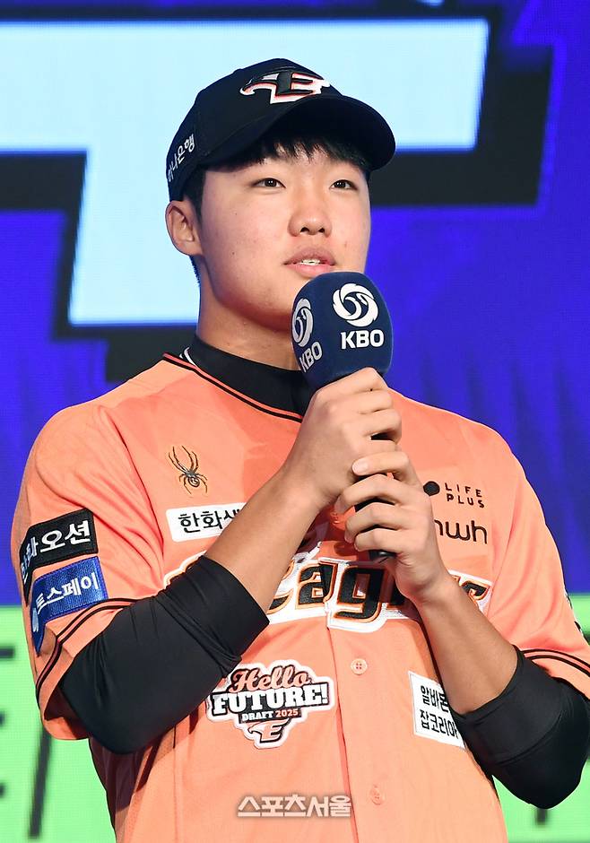 전주고 투수 정우주가 11일 서울 송파구 롯데호텔 월드 크리스탈 볼룸에서 열린 ‘2025 KBO 신인 드래프트’에서 전체 2순위로 한화에 지명된 뒤 소감을 밝히고 있다. 2024. 9. 11.  박진업 기자 upandup@sportsseoul.com