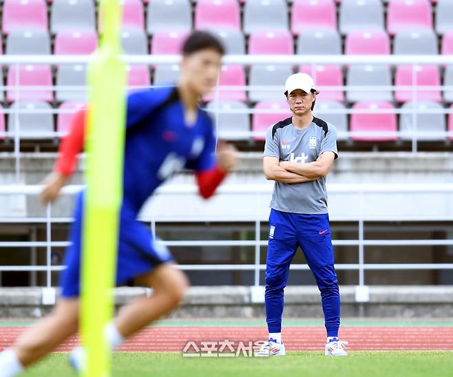 축구대표팀 홍명보 감독이 2일 고양종합운동장에서 훈련을 지켜보고 있다. 축구대표팀은 5일 서울월드컵경기장에서 팔레스타인과 북중미월드컵 아시아 지역 3차 예선 1차전을 치른 뒤 10일 오만과 2차전을 소화한다.  2024. 9. 2. 고양 | 최승섭기자 thunder@sportsseoul.com