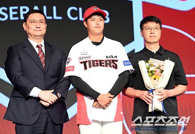 11일 롯데호텔 월드 서울에서 열린 2025 KBO 드래프트, 전체 5순위로 KIA에 지명된 덕수고 김태형이 심재학 단장, 부모님과 함께 포즈를 취하고 있다. 잠실=허상욱 기자 wook@sportschosun.com/2024.09.11/