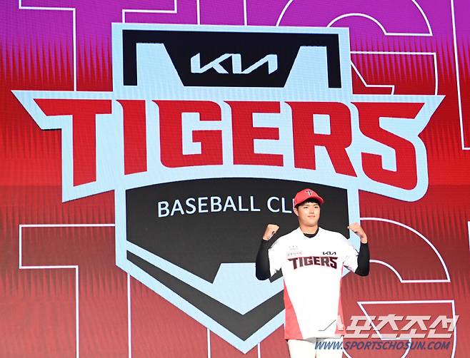 11일 롯데호텔 월드 서울에서 열린 2025 KBO 드래프트, 전체 5순위로 KIA에 지명된 덕수고 김태형이 포즈를 취하고 있다. 잠실=허상욱 기자 wook@sportschosun.com/2024.09.11/