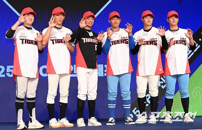 11일 롯데호텔 월드 서울에서 열린 2025 KBO 드래프트, 드래프트에서 KIA 타이거즈에 지명된 2025 신인 선수들이 포즈를 취하고 있다. 잠실=허상욱 기자 wook@sportschosun.com/2024.09.11/