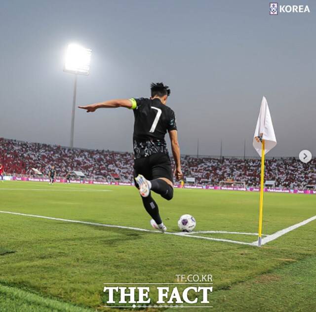 오만전 승리의 결정적 역할을 한 '캡틴' 손흥민이 10일 오만과 2026 북중미 월드컵 아시아 3차예선 B조 2차전에서 코너킥을 차고 있다./무스카트=KFA