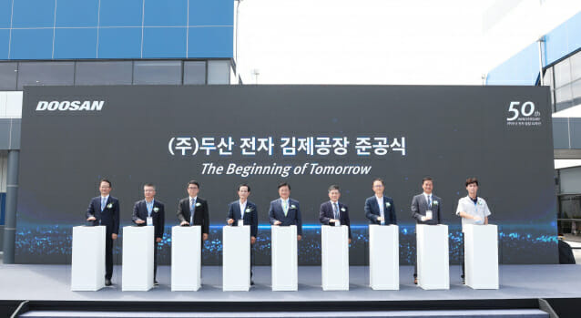 김제시 정성주 시장(왼쪽 여섯째), 서백현 김제시의회의장(왼쪽 넷째), 산업통상자원부 이승렬 산업정책실장(왼쪽 일곱째), ㈜두산 문홍성 사장(왼쪽 다섯째), 유승우 사장(왼쪽 첫째) 등 참석자들이 기념사진을 촬영하고 있다. (사진=두산)