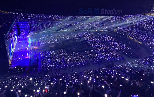 미국 로스앤젤레스 소파이 스타디움에서 진행된 방탄소년단(BTS) 콘서트 현장. [사진 = 연합뉴스]