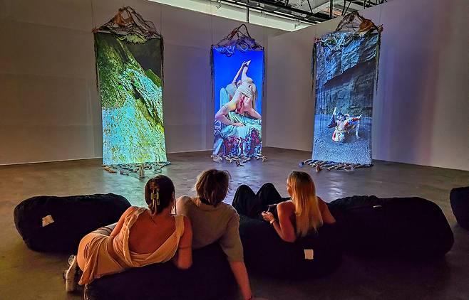 러시아 소피야 스키단 作 <아직 제대로 어우러지지 못한 기묘함을 뭐라고 부르지?>. 이 작품은 공중에 매달린 세 개의 스크린으로 구성됐다.  영상 속에는 다양한 아바타가 등장한다. 전통적인 무속 신앙과 현대 사이버 공간의 융합체라 할 수 있는 사이버 주술사는 자신의 몸을 주술 그 자체로 사용한다. 끊임없이 변화하며 결국에는 와해되어 사라지는것이라고 작가는 설명했다./김영근 기자