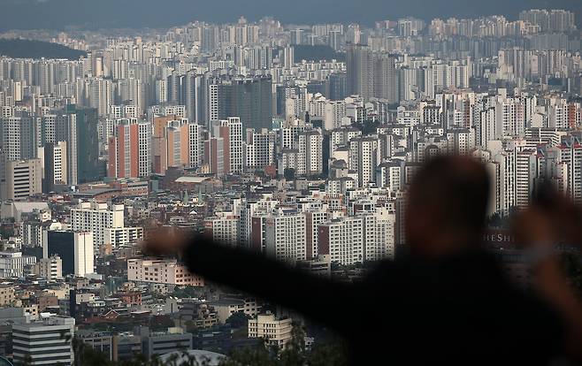 지난 9일 오후 서울 중구 남산에서 바라본 서울시내 아파트 밀집지역 모습. /뉴스1