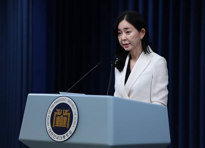 정혜전 대통령실 대변인이 12일 서울 용산 대통령실 청사에서 현안 브리핑을 하고 있다. /연합