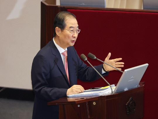 한덕수 국무총리가 12일 오후 국회 본회의장에서 열린 교육·사회·문화 분야 대정부질문에서 더불어민주당 남인순 의원의 질의에 답변하고 있다. 연합뉴스