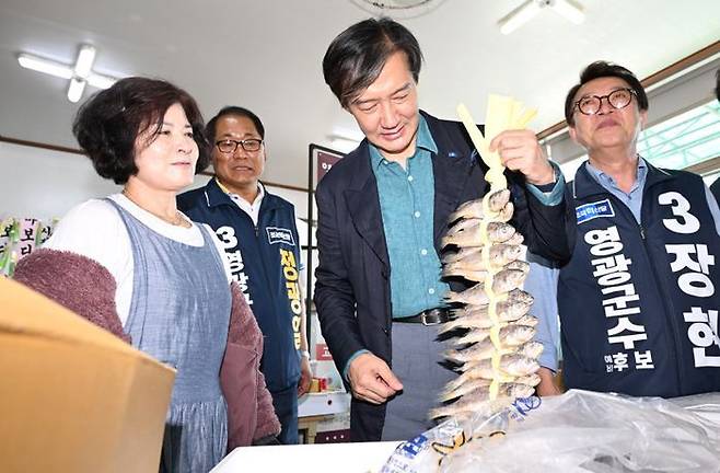 전남 영광군수 재보궐선거를 앞두고 조국혁신당 조국 대표가 10일 오후 영광군 굴비거리를 찾아 상인에게 지지를 호소하고 있다. ⓒ뉴시스