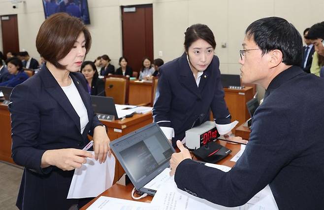 국회 보건복지위원회 국민의힘 간사인 김미애 의원이 복지위 전체회의에서 박주민 복지위원장, 강선우 민주당 간사 의원과 함께 현안을 협의하고 있다. ⓒ뉴시스