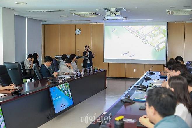 울산항만공사는 12일 오후 공사 대회의실에서 DPG 이행 비전을 선포하고 데이터 기반 울산항 운영 혁신을 위한 추진 방향을 논의했다. ⓒ울산항만공사