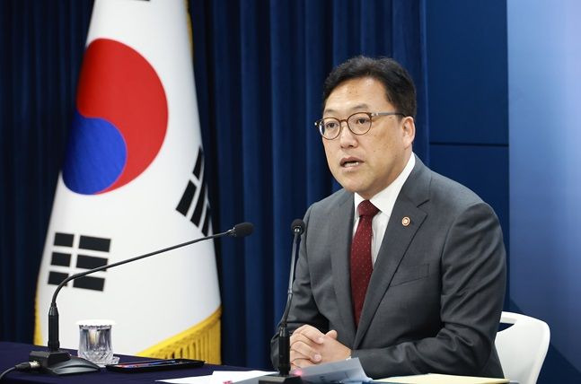 김병환 금융위원장이 12일 오후 서울 종로구 정부서울청사 합동브리핑실에서 출입기자단들과 간담회를 하고 있다. ⓒ 금융위원장