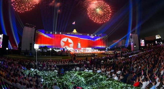 북한 노동당 기관지 노동신문은 10일 정권수립일(9월 9일) 76주년 경축공연이 지난 9일 수도 평양에서 진행됐다고 보도했다. 최룡해 최고인민회의 상임위원회 위원장을 비롯한 당과 정부의 간부들과 노력혁신자, 공로자들, 평양에 체류하는 수해지역 주민 등이 공연을 관람했다고 신문은 전했다. 사진=노동신문 캡처