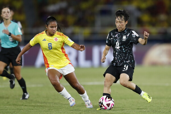 박수정이 12일(한국시각) 콜롬비아 칼리의 파스쿠알 게레로 경기장에서 열린 국제축구연맹(FIFA) 20살 이하 여자월드컵 16강전에서 콜롬비아 선수를 피해 드리블하고 있다. 칼리/EPA 연합뉴스