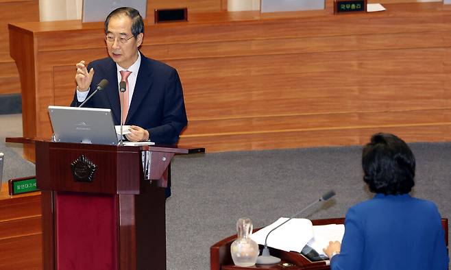 한덕수 국무총리가 12일 오후 국회 본회의장에서 열린 교육·사회·문화 분야 대정부질문에서 남인순 더불어민주당 의원의 질의에 답하고 있다. 김경호 선임기자 jijae@hani.co.kr