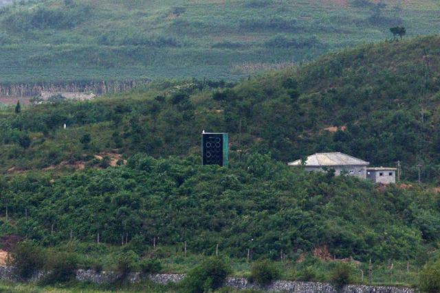 지난 5일 경기 파주시 오두산 통일전망대에서 바라본 북한 황해북도 개풍군 . 임진강변에 북한의 대남방송 스피커가 설치돼 있다. 연합뉴스