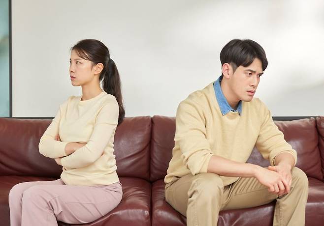 아침에만 샤워하고 외출 후 샤워하지 않고 잠드는 아내 때문에 고민이라는 남편의 사연이 공개됐다./사진=클립아트코리아