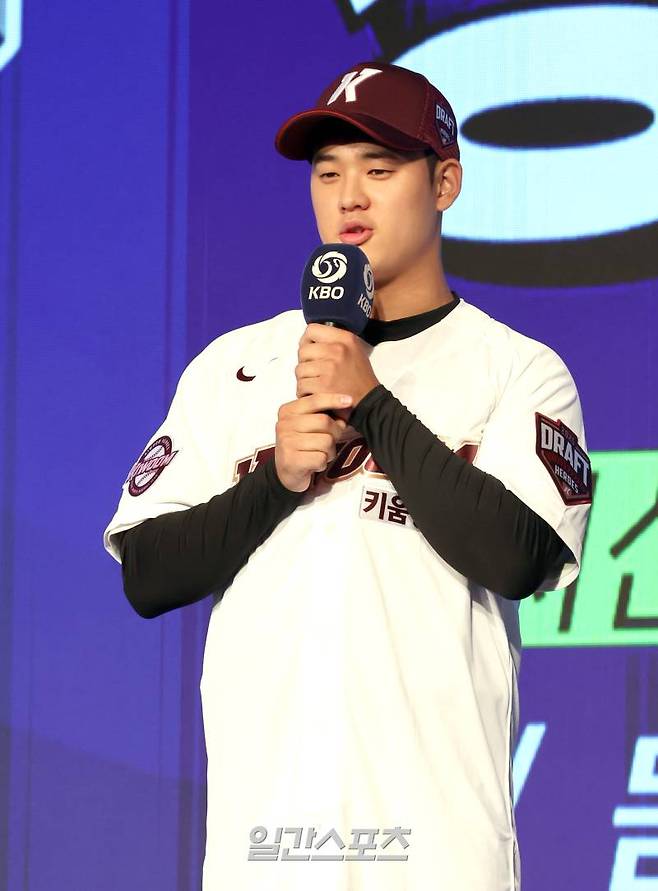 2025 KBO 신인드래프트가 11일 오후 서울 송파구 롯데호텔월드 크리스탈볼룸에서 열렸다. 덕수고 정현우가 키움에 지명되고 나서 소감을 얘기하고있다. 잠실=정시종 기자 capa@edaily.co.kr