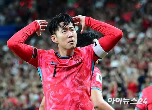 축구선수 손흥민이 지난 6월 서울 월드컵경기장에서 열린 '2026 FIFA 북중미 월드컵 2차 예선 대한민국:중국' 경기에서 관중의 호응을 유도하고 있다. [사진=정소희 기자]