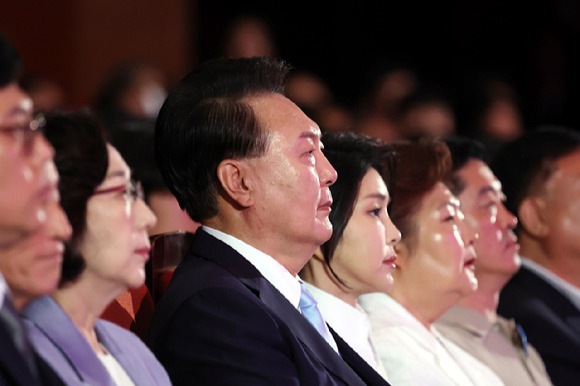 윤석열 대통령과 부인 김건희 여사가 지난달 15일 서울 종로구 세종문화회관에서 열린 제79주년 광복절 경축식에서 공연을 보고 있다. 2024.08.15. [사진=뉴시스]