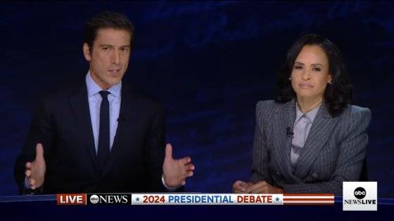 ABC 베테랑 저널리스트인 데이비드 무어(왼쪽)와 공동 진행자 린지 데이비스 앵커가 10일(현지시간) 미국 대선 TV토론을 진행하고 있다. 이날 무어 앵커는 도널드 트럼프 공화당 후보에게 2021년 1월 6일 발생했던 워싱턴DC 의회 폭동에 대한 질문을 재차 던지며 눈길을 끌었다. [사진=방송 화면 캡처]