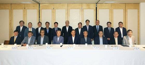 뒷줄 왼쪽부터 시계방향으로 이하경 중앙일보 대기자, 이영관 도레이첨단소재 회장, 최현만 대한상공회의소 금융산업위원장, 박홍규 고려대 교수, 권태환 한국국방외교협회장, 신각수 전 주일본 대사, 유명환 전 외교부 장관, 조양현 국립외교원 교수, 이근관 서울대 교수, 양기호 성공회대 교수, 이원덕 국민대 교수, 이혁 전 주베트남 대사, 위성락 국회의원, 구자열 LS 이사회 의장, 최상용 고려대 명예교수, 홍석현 한반도평화만들기 이사장(중앙홀딩스 회장), 박문수 미래와 가치 회장, 정재정 서울시립대 명예교수, 서석숭 한일경제협회 상근부회장, 신현호 해울 변호사. 장진영 기자