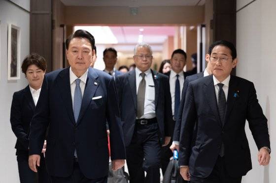 윤석열 대통령이 지난 6일 서울 용산 대통령실 청사에서 방한한 기시다 후미오 일본 총리와 한일 정상회담을 위해 이동하고 있다. 대통령실 제공〉