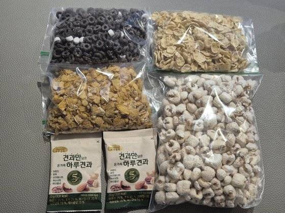 회사원 배모(31)씨가 은평구 1인가구지원센터에서 진행한 공유데이에 참여해서 받은 견과류들. 배씨는 마포구에 거주하지만 다른 구에서 진행하는 행사에도 적극 참여한다. 독자제공.