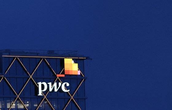 벨기에 브뤼셀 사무소 건물에 내걸린 pwc(프라이스워터하우스쿠퍼스) 로고. 국내 빅4 회계법인 중 하나인 삼일회계법인은 이 글로벌 회계법인의 브랜드를 사용한다. 로이터=연합뉴스