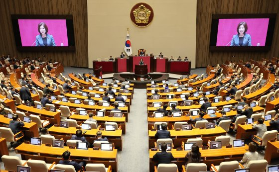 국민의힘 김미애 의원이 12일 오후 국회 본회의장에서 열린 교육·사회·문화 분야 대정부질문을 하고 있다. 연합뉴스