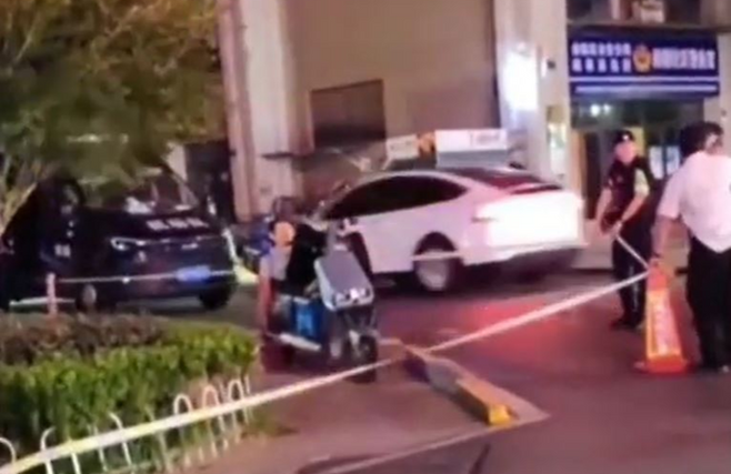 지난 6일 새벽 저장성 항저우시 위항구의 주택가 자전거·오토바이 전용도로에 세워진 전동 오토바이 위에서 숨진 채 발견된 위안모씨(55) 주변으로 폴리스 라인이 설치돼 있다. /중국 온라인. 시민 목격자 촬영 사진.