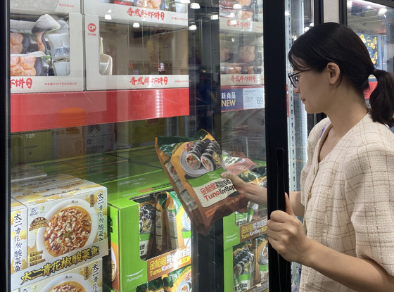 A customer holds Pulmuone’s “Tuna KimBap” product at a Sam's Club sotre. [PULMUONE]