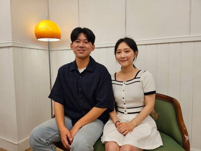 ‘달빛마을’ 찬양사역자 김상진(33) 전도사와 아내 김지민(31) 사모가 경기도 고양시 달빛마을 사무실에서 포즈를 취하고 있다.
