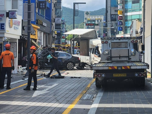 부산 해운대구에서 승용차 한 대가 인도로 돌진해 행인 2명이 심정지 상태로 병원으로 옮겨졌다. 사진은 사건 현장. 연합뉴스