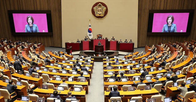 국민의힘 김미애 의원이 12일 오후 국회 본회의장에서 열린 교육·사회·문화 분야 대정부질문을 하고 있다. 연합뉴스