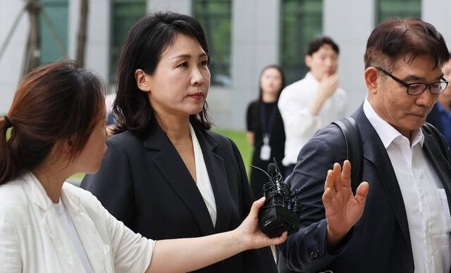 더불어민주당 이재명 대표의 배우자 김혜경씨가 '경기도 법인카드 유용 의혹' 관련 조사를 받기 위해 지난 5일 오후 1시30분께 수원지방검찰청으로 출석하고 있다. 연합뉴스