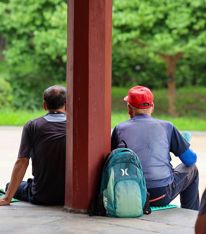 서울 종로구 탑골공원에서 노인들이 휴식하고 있다.[사진제공=연합뉴스]