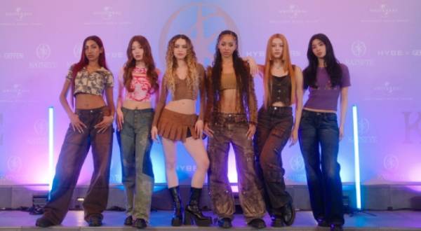 CAT’S EYE, a multinational and multicultural six-member girl group, debuted through a joint venture between HYBE and Geffen. (Hybe·Geffen Records)
