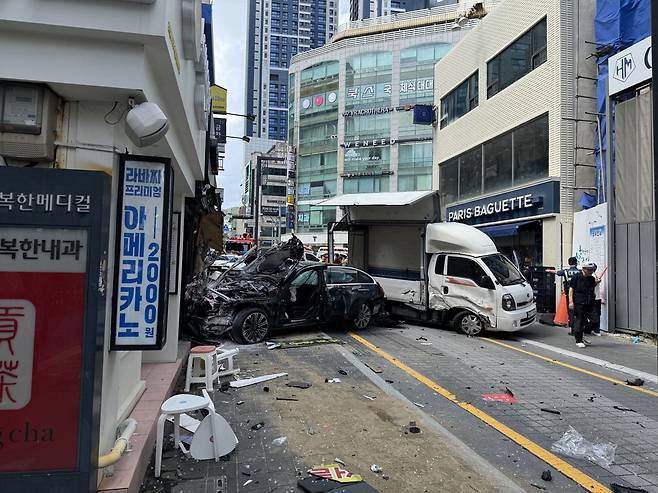 12일 부산 해운대구 어귀 삼거리에서 인도로 돌진한 벤츠 차량이 파손된 모습. 이 사고로 현장에서 1명이 사망했고 병원으로 이송된 1명도 사망했다. 부산소방재난본부