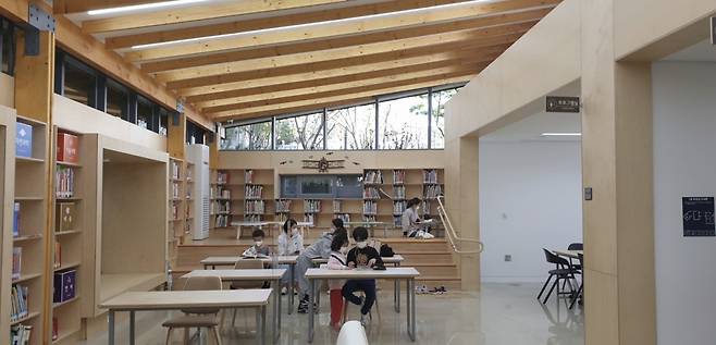 성동구 매봉산 응봉근린공원 책쉼터 내부 /사진제공=서울시